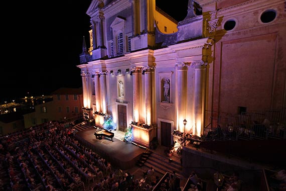 Menton, parvis de la basilique