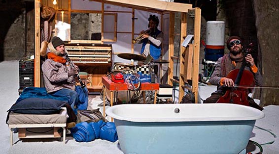 ugue, Bouffes du Nord. Photographie © Jean-Louis Fernadez.