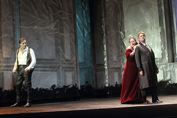 Jean-François Lapointe (Hamlet), Sylvie Brunet-Grupposo (Gertrude), et Marc Barrard (Claudius)