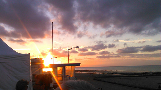 Intermède rayonnant à Luc-sur-Mer. Photographie © Alain Lambert.