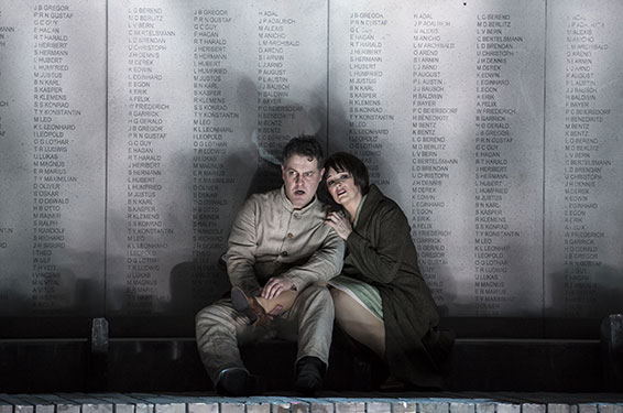 Grand Théâtre de Genève, Wozzeck, d'Alban Berg, mars 2017 à l'Opéra des Nations. Mark Stone (Wozzeck), Jennifer Larmore (Marie). Photographie © GTG / Carole Parodi.