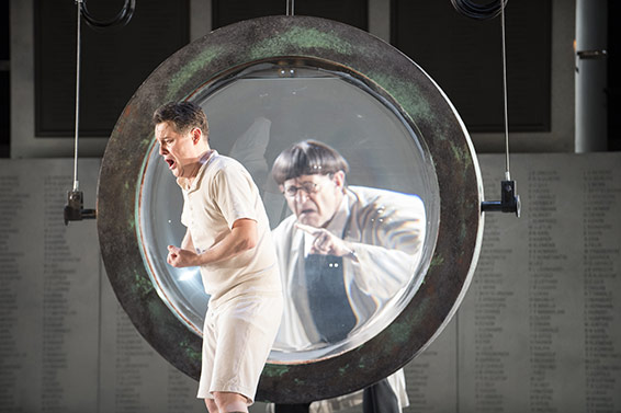 Grand Théâtre de Genève, Wozzeck d'Alban Berg, mars 2017 à l'Opéra des Nations. Mark Stone (Wozzeck), Tom Fox (Le docteur). Photographie © GTG / Carole Parodi.