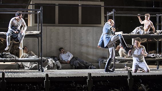 Grand Théâtre de Genève, Wozzeck, d'Alban Berg, mars 2017 à l'Opéra, des Nations. Tansel Akzeybek (Andres), Mark Stone (Wozzeck), Charles Workman (Le Tambour-Major). Photographie © GTG / Carole Parodi.