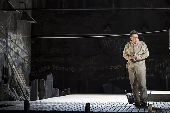 Grand Théâtre de Genève, Wozzeck, d'Alban Berg, mars 2017 à l'Opéra des Naions. Mark Stone (Wozzeck). Photographie © GTG / Carole Parodi.