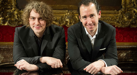 Duo Contraste, cest-à-dire, Cyrille Dubois (ténor) et Tristan Raës (piano). Photographie © Mirco Magliocca.