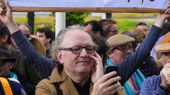 Le compositeur Philippe Hurel devant Radio-France, mardi 28 mai 2019. Photographie © Sébastien Gaxie.