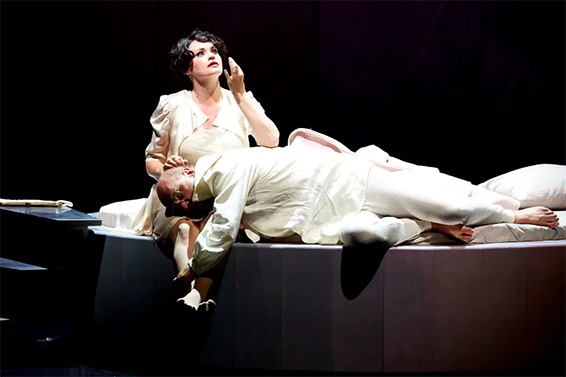 Powder Her Face, Nouvel Opéra de Fribourg. Photographie © Magali Dougados.