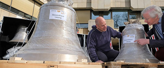 Wolfram Holl, percusionniste à l'Orchestre du Gawandhaus et Martin Schreiber, Société des amis du Gewandhaus de Leipzig, réceptionnent les nouvelles cloches. Photographie © dpa.