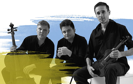 Le Liatochinski Trio : Oleksiy Shadrin (violoncelle), Roman Lopatynskyi (piano), Mykhaylo Zakharov (violon). Photographie © Opéra-Comique