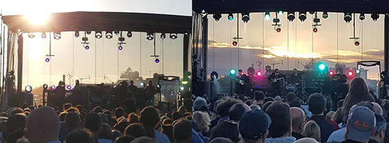 Soleil couchant sur le Tribute Fest de Luc-sur-Mer. Photographie © Patricia Segretinat.