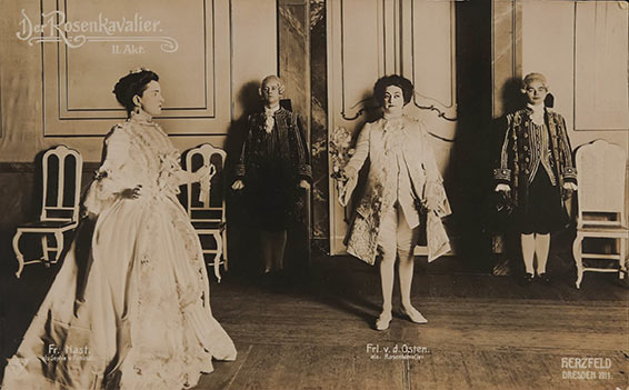 Le Chevalier à la Rose, acte 2, Minnie Nast (Sophie von Faninal), à gauche, au centre, Eva von der Osten (Rosenkavalier), une rose à la main, des serviteurs. Herzfeld, Dresden 1911.