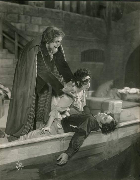 Il Tabarro, Luigi Montesanto (Michele) Claudia Muzio (Giorgetta) et Giulio Crimi (luigi), photographie de scène, New York, Metropolitan Opera House, White 14 décembre 1918.