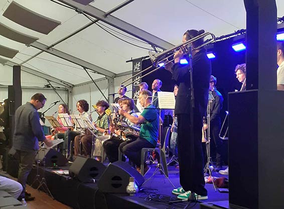 Big Band de Caen avec Robinson Koury à Coutances. Photographie © Alain Lambert.
