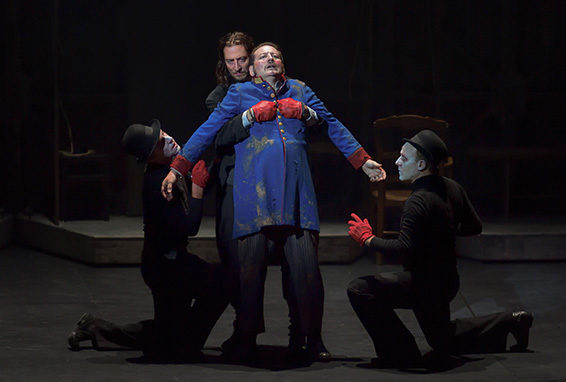 Julien Dran (Dr Faust), Jérôme Boutillier (Méphistophélès), chœur de l’Opéra de Lille. . Photographie © Stefan Brion.