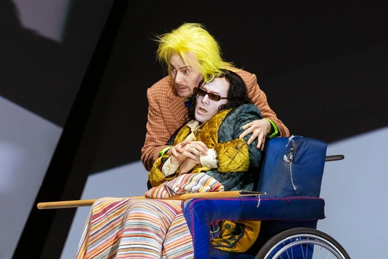 Georg Nigl (Clov) et Philippe Sly (Hamm). Photographie © Wiener Staatsoper-Sofia Vargaiová.