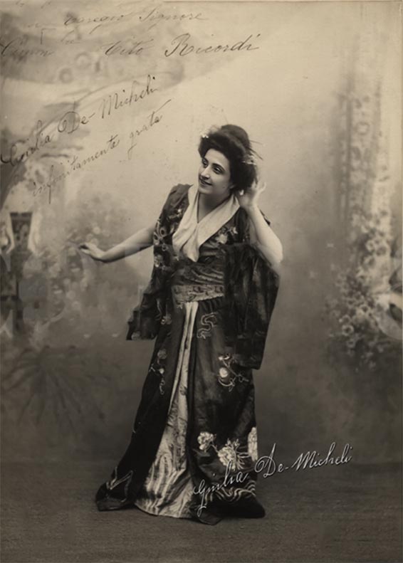 Giulia De Micheli, en costume de scène d'Iris, « À Monsieur l'Égrège, comm. Tito Ricordi, Giulia De Micheli, infiniment reconnaissante », 26 juin 1901.