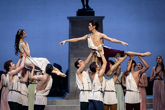 Laura Fernandez Gromova (Kallirhoe) et Kentaro Mitsumori (Chaireas). Photographie © Wiener Staatsballett - AshleyTaylor.