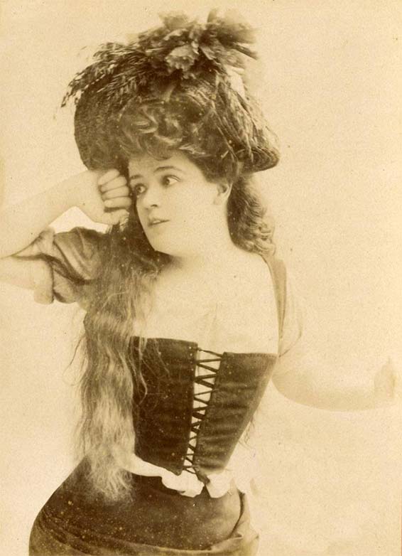 Germaine Gallois (Bettina), dans La mascotte, à la Gaitê, s.d.