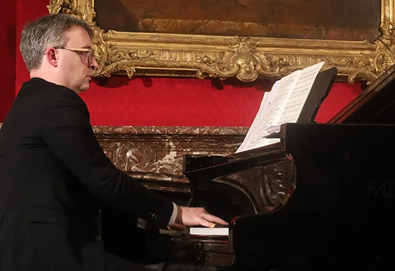 Frédéric Neuburger, grand salon des Invalides, 5 décembre 2025. Photographie © Musicologie.org.