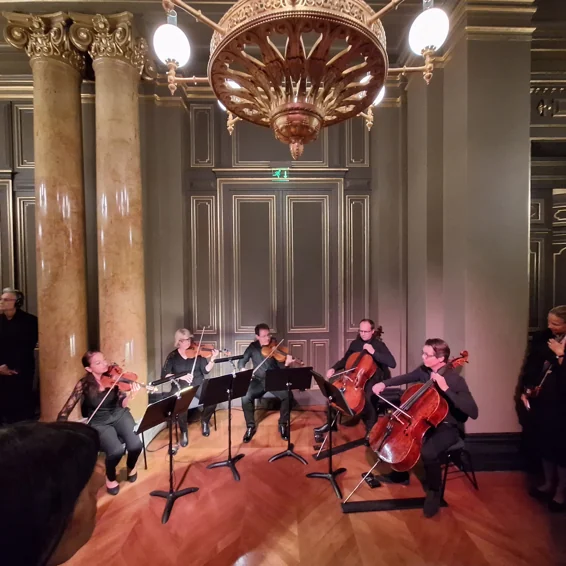 Liza Kerob (1er violon), Kati Szüts (2e violon), Federico A. Hood (alto), Thierry Amadi (1er violoncelle), Thibault Leroy (2e violoncelle). Photographie © D.R.