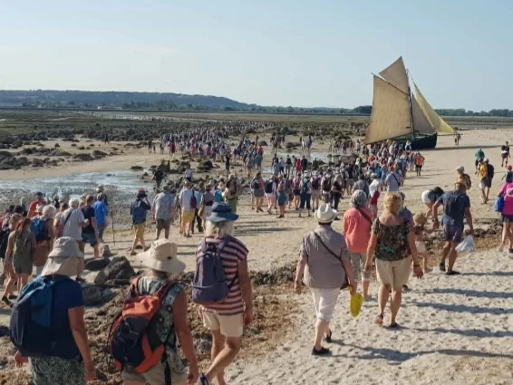 À la première traversée, on croise un vieux gréement échoué.