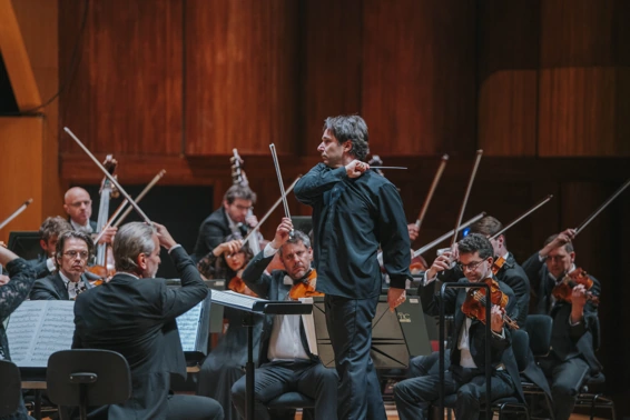 Henrik Nánási (chef d'orchestre). Photographie © OMC - Marco Borrelli.