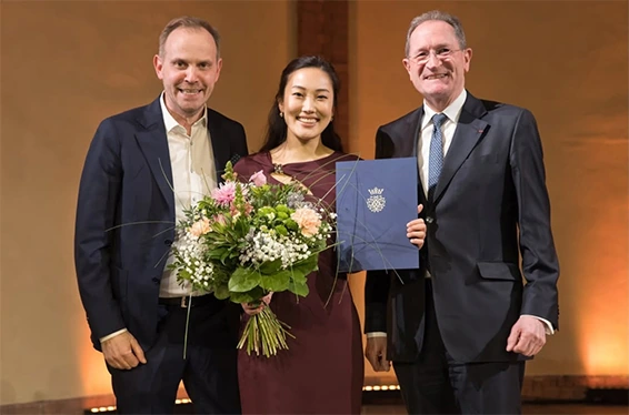 Miha Zhu recevant son Prix en compagnie de Michael Maul, intendant du Bachfest.