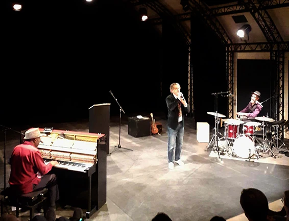 Nous debout en concert à Logre à Caen. Photographie © Alain Lambert.