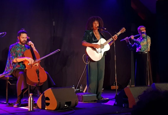 [Elles] du Sandra Nkaké trio à Saint-Lô d’Ourville. Photographie © Patricia Ségrétinat.