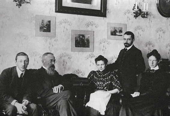 De gauche à droite, Igor Stravinski, Nikolaï Rimski-Korsakov, Nadezhda Steinberg (fille de Rimski-Korsakov), Maximilian Steinberg, Ekaterina Stravinski, 1908.