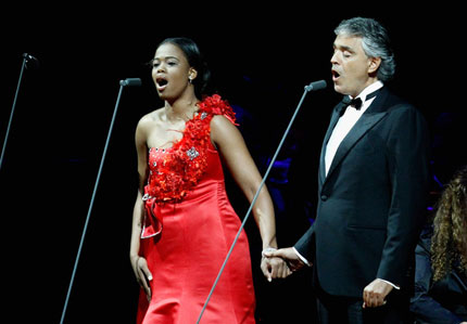 Pretty Yende et Andrea Bocelli à Johannesburg, le 9 juillet 2010