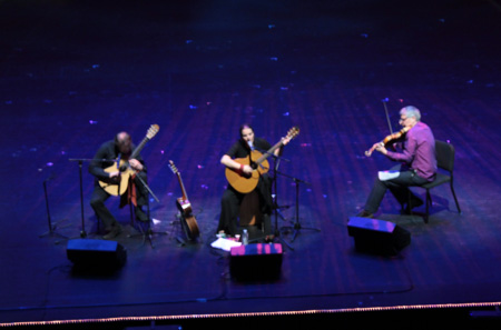 Orestis Kalabalikis (guitariste), Katerina Fotinaki (compositrice chanteuse et musicienne), Stamos Semsis (premier alto de l'Orchestre national de l'ERT).