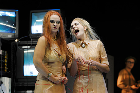 Anna Warnecke (Ottavia) et Sarah Papadopoulou (Drusilla).