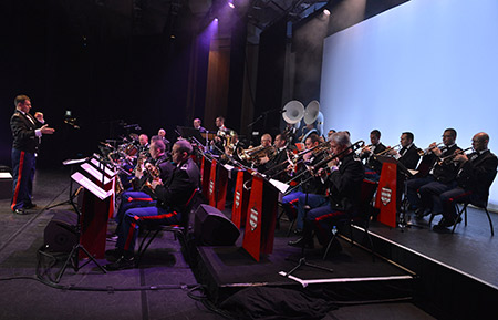 L'Orchestre-des-Carabiniers-du-Prince-et-le-chef-Christian-Escaffre.