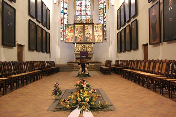Le choeur de la Thomaskirche de Leipzig et la tombe de Johann Sebastian Bach. 