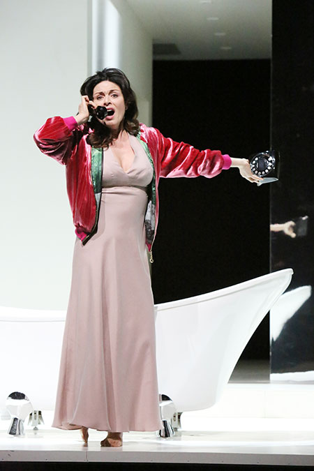 Anna Caterina Antonacci, dans « La voix humaine ».Paris, Opéra-Comique, mars 2013.