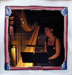 Odile Abrelle à la harpe.