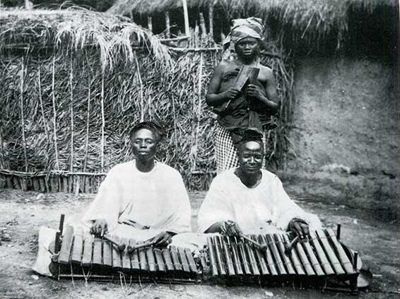 Musiciens itinérants de la branche madingue sangara, dans les années 1925-1930.